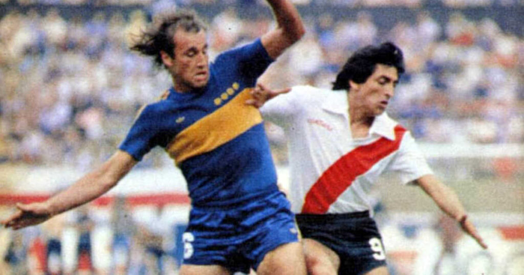 Roberto Mouzo and Ramón Díaz during a 1981 Superclásico.